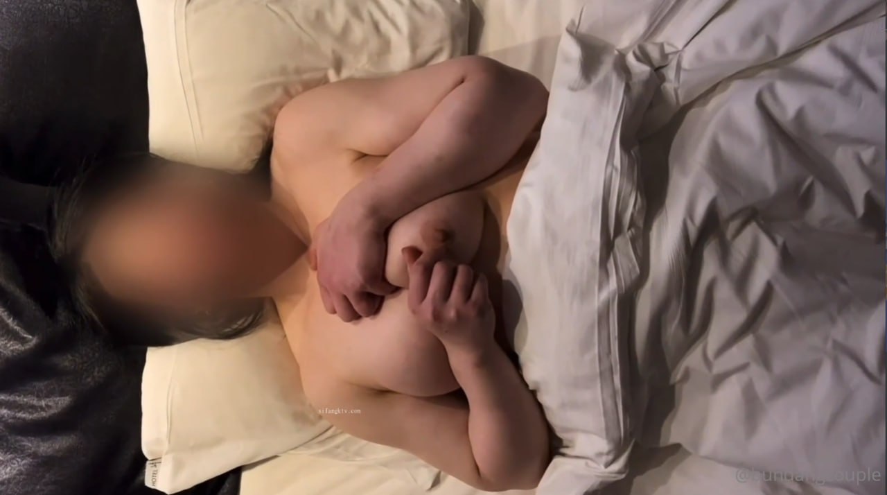 颜值不错双马尾大奶妹子自慰第三部 全裸近距离特写粉嫩逼逼自慰非常诱人 很是诱惑喜欢不要错过